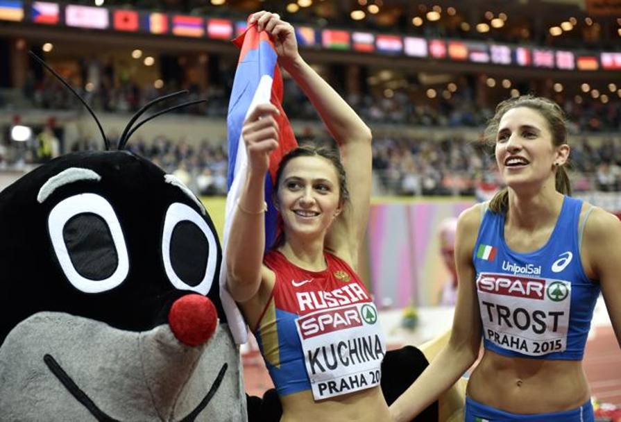 Kuchina e Trost con la mascotte degli Europei indoor di Praga 2015. AP